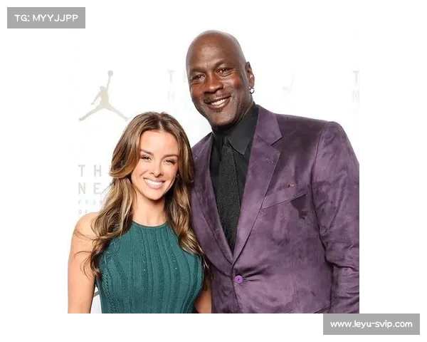 乔丹二儿子巴黎神秘女子互动引热议,是否已不再爱阿姨?(乔丹和两个儿子) 乔丹二儿子巴黎神秘女子互动引热议,是否已不再爱阿姨?(乔丹和两个儿子)